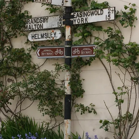 Honeysuckle In Crayke Yo61 4te