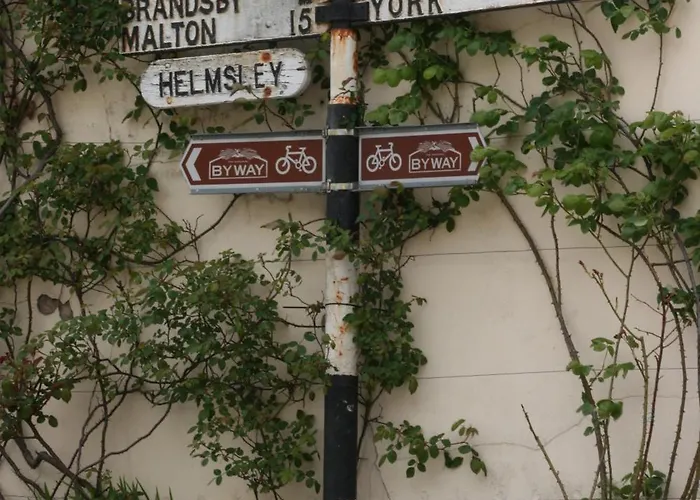 Honeysuckle In Crayke Yo61 4te